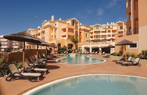 Praia da Luz House | Spacious and Fully-furnished 3BR Apartment! Free Parking and 3 Swimming Pools!