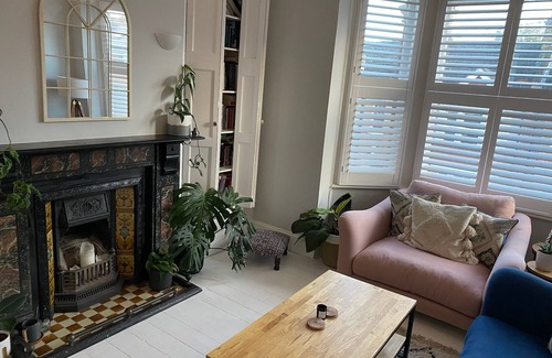 Knight's Hill Apartment | Spacious and homely flat perfect for a couple
