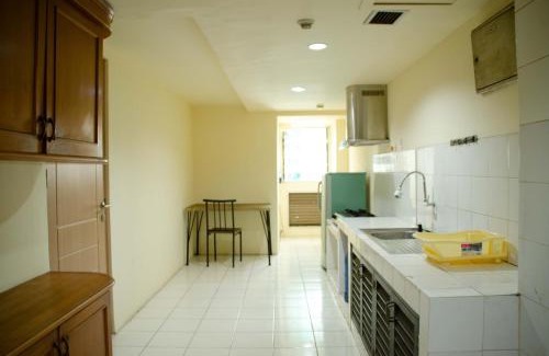 Old Jakarta Apartment | Spacious and Homey 3BR at Kondominium Rajawali Apartment By Travelio