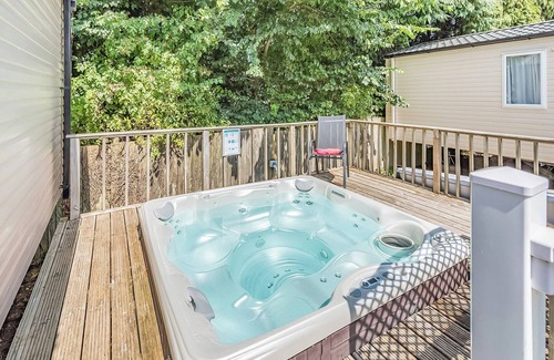 Axminster House | Spacious and luxurious 12ft-wide caravan with one double and two twin bedrooms.