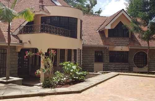 Nairobi House | Spacious and Magnificent Villa with Mature Private Gardens