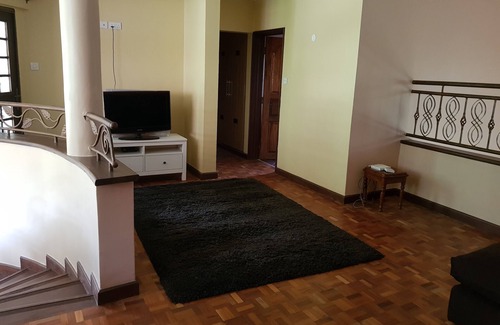 Nairobi House | Spacious and Magnificent Villa with Mature Private Gardens