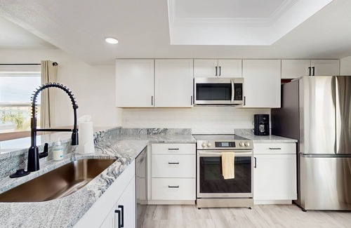 Treasure Island House | Spacious and modern, close to Gulf and beaches, dog friendly, private garage
