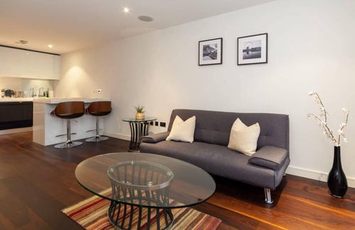 Churchill Apartment | Spacious and Modern 1 Bedroom Apartment in Chelsea