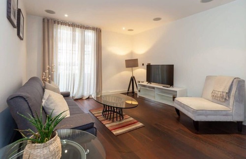 Churchill Apartment | Spacious and Modern 1 Bedroom Apartment in Chelsea