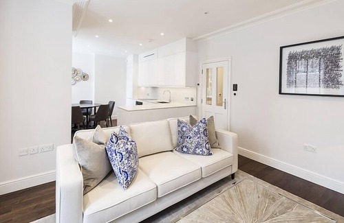 Ravenscourt Park Apartment | Spacious and Modern 3 Bedroom Flat (Lower Ground Floor)