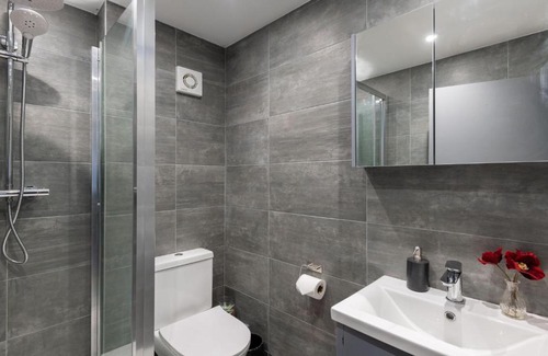 Cathedrals Apartment | Spacious and Modern 4 Bed Apartment next to Borough Station