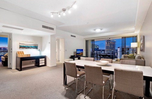 Broadbeach Apartment | Spacious and modern 3 bed apartment in central Broadbeach @ Sierra Grand