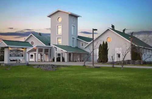 Timiskaming District Apartment | Spacious and spotless two-bedroom suite with full kitchen and livingroom.