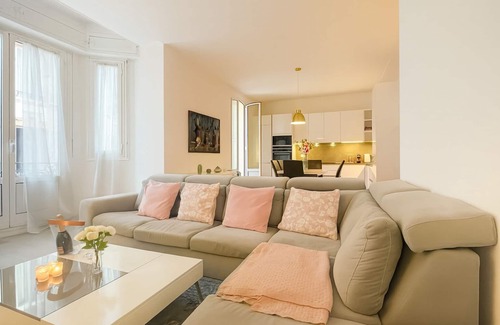 Beausoleil Condo | Spacious and stylish 3-bedroom apartment just steps from Monaco. Ideally located in the center of Beausoleil, it features contemporary decor, a fully equipped kitchen, air conditioning, and two modern bathrooms — perfect for a comfortable stay