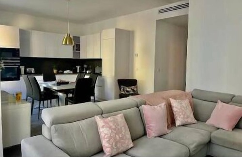 Beausoleil Condo | Spacious and stylish 3-bedroom apartment just steps from Monaco. Ideally located in the center of Beausoleil, it features contemporary decor, a fully equipped kitchen, air conditioning, and two modern bathrooms — perfect for a comfortable stay