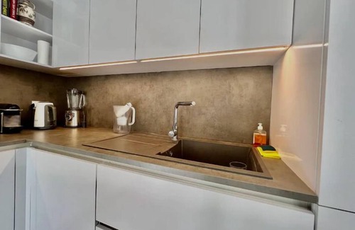 Beausoleil Condo | Spacious and stylish 3-bedroom apartment just steps from Monaco. Ideally located in the center of Beausoleil, it features contemporary decor, a fully equipped kitchen, air conditioning, and two modern bathrooms — perfect for a comfortable stay