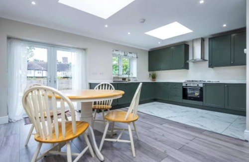 Merton Apartment | Spacious and Stylish Holiday Home in Greater London