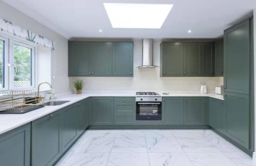 Merton Apartment | Spacious and Stylish Holiday Home in Greater London
