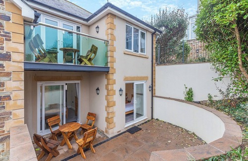 Porth Villa | Spacious and stylish villa with beach views.