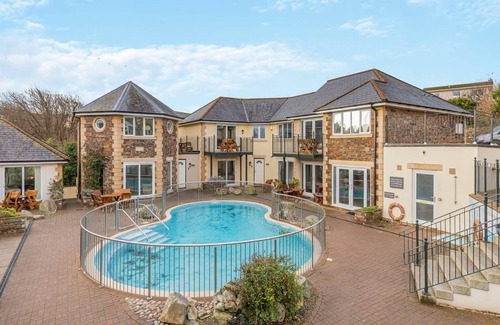 Porth Villa | Spacious and stylish villa with beach views.