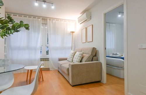 Gaztambide Apartment | Spacious and Warm Apartment in Madrid: Ideal for Your Perfect Stay