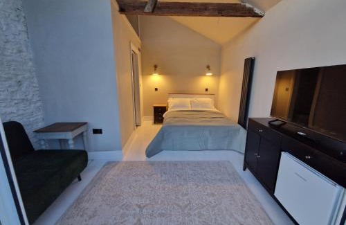 Heath and Reach Apartment | Spacious apartments, sleeps 6, 15min to Milton Keynes
