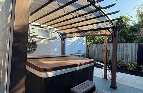 Wilton Manors Apartment | Spacious Apartment and HOT TUB in the heart of WIlton Manors