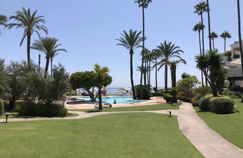 Urbanization Alcazaba Beach Apartment | Spacious Apartment by the beach in the most exclusive complex in Costa del Sol