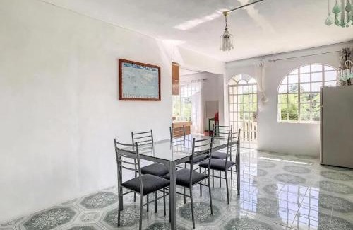Calodyne Apartment | Spacious Apartment in Calodyne with Enclosed Garden