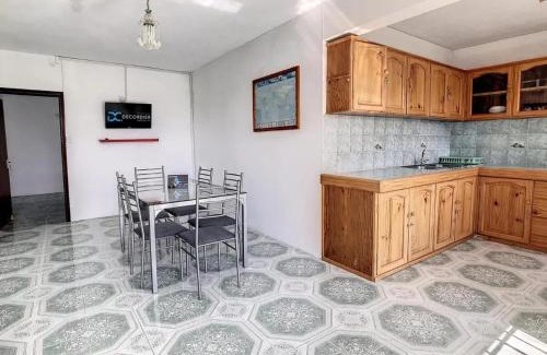Calodyne Apartment | Spacious Apartment in Calodyne with Enclosed Garden