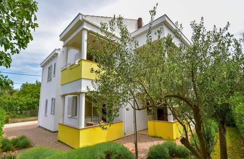 Sukosan Apartment | Spacious Apartment in Sukošan with Balcony