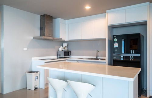 Karon Apartment | Spacious apartment with jacuzzi and ocean view
