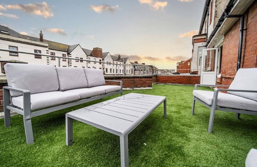 Thornton-Cleveleys House | Spacious Apartment With A Terrace Style Rooftop