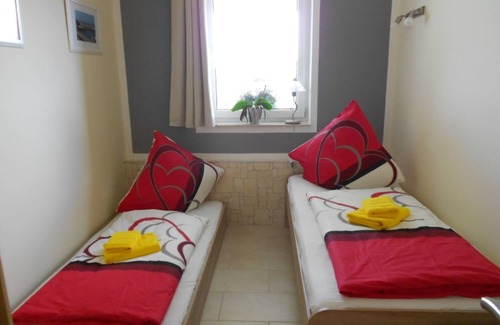 Kroepelin Apartment | Spacious apartment with garden near the sea