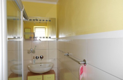 Kroepelin Apartment | Spacious apartment with garden near the sea