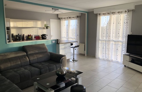 Paroisse Saints-Pierre-et-Paul-Apotres Condo | Spacious apartment with large terrace. Close to tram line.