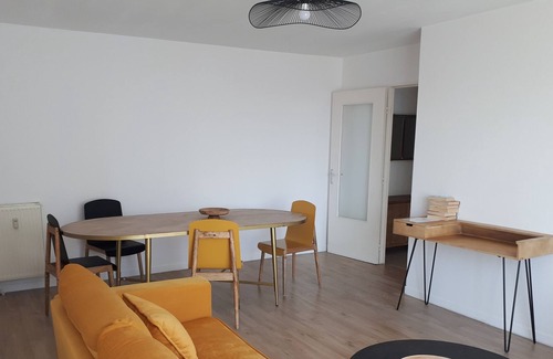 Anatole France Danton Apartment | Spacious apartment with garage and close to the city center!