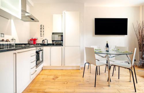 Farringdon Apartment | Spacious Apartment with a balcony in Prime Location in Farringdon