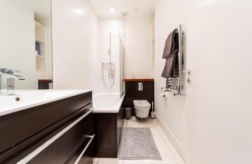 Farringdon Apartment | Spacious Apartment with a balcony in Prime Location in Farringdon