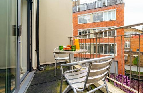Farringdon Apartment | Spacious Apartment with a balcony in Prime Location in Farringdon