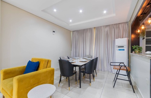 Lagos Apartment | Spacious apartment with pool and scenic city viewsnn