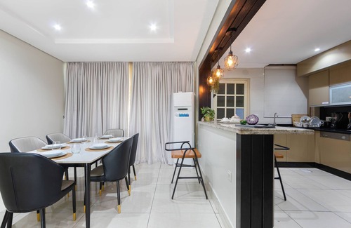 Lagos Apartment | Spacious apartment with pool and scenic city viewsnn