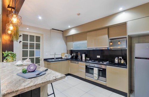 Lagos Apartment | Spacious apartment with pool and scenic city viewsnn