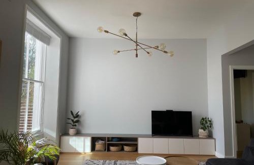 Kilburn Apartment | Spacious apartment with terrace