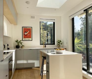 Kilburn Apartment | Spacious apartment with terrace