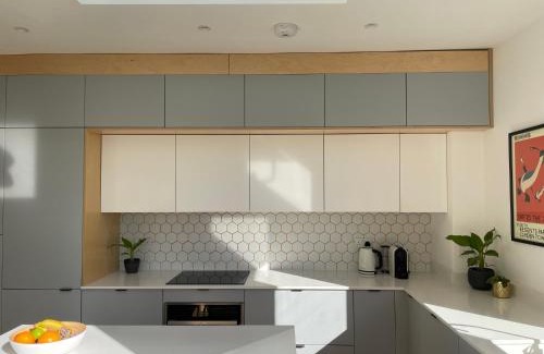 Kilburn Apartment | Spacious apartment with terrace
