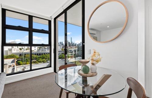 Newstead Apartment | Spacious Apt with Stunning City Views and Car Park!
