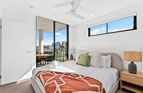 Newstead Apartment | Spacious Apt with Stunning City Views and Car Park!