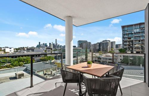 Newstead Apartment | Spacious Apt with Stunning City Views and Car Park!