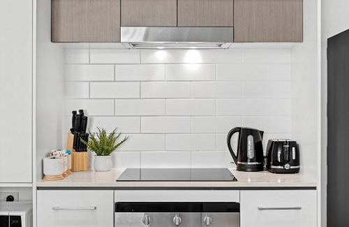 Newstead Apartment | Spacious Apt with Stunning City Views and Car Park!