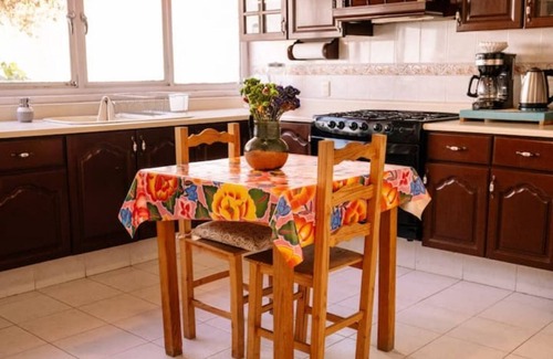 Oaxaca House | Spacious artsy home with fast WiFi