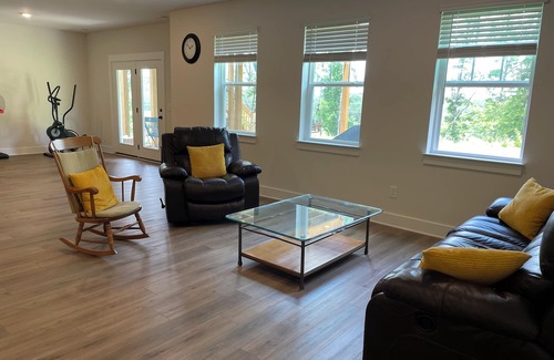 Central House | Spacious Basement Suite with full Kitchen 4 Miles to CU