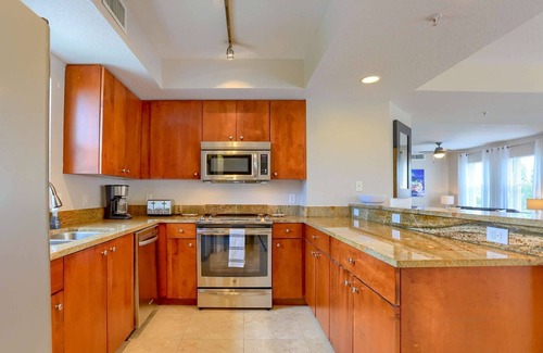 Indian Rocks Beach Condo | Spacious Beachside Bi-level, Sleeps 10! Free Wi-Fi & Cable, Pool, BBQ, Parking, W/D ~ Sun & Sea C300