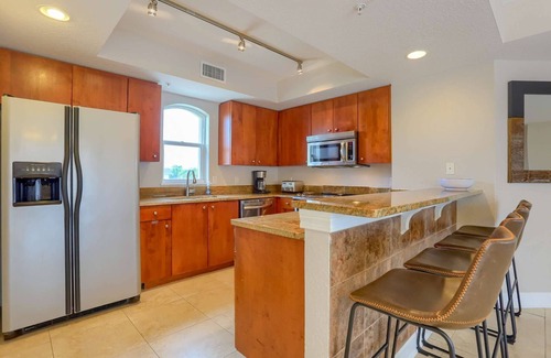 Indian Rocks Beach Condo | Spacious Beachside Bi-level, Sleeps 10! Free Wi-Fi & Cable, Pool, BBQ, Parking, W/D ~ Sun & Sea C300